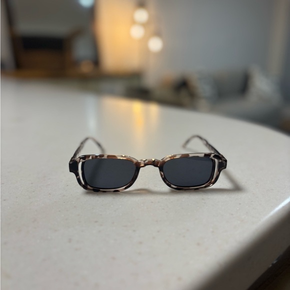 Stylish Tortoiseshell Sunglasses - Picture 6 of 6